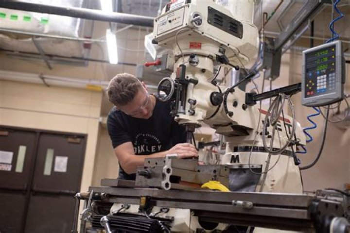 Can mechanical engineer work in banks?