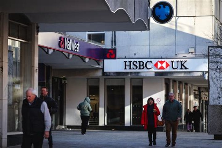 Does HSBC have international branches?